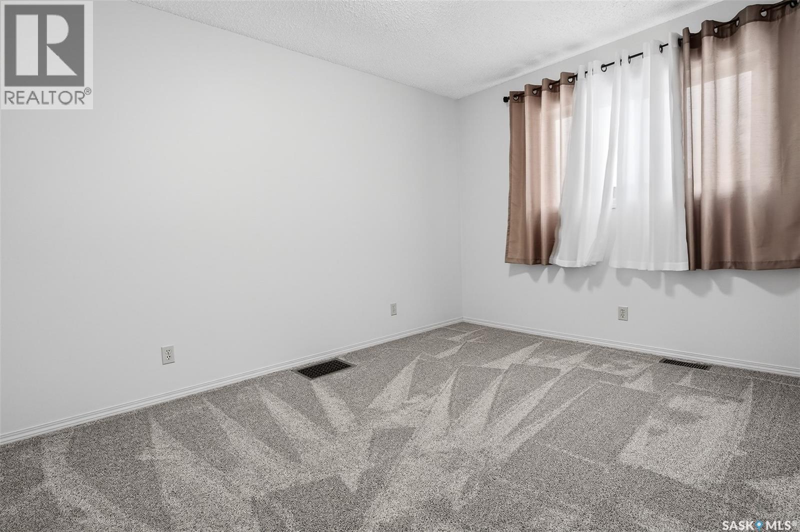909 Ominica Street E, Moose Jaw, SK - Indoor Photo Showing Other Room
