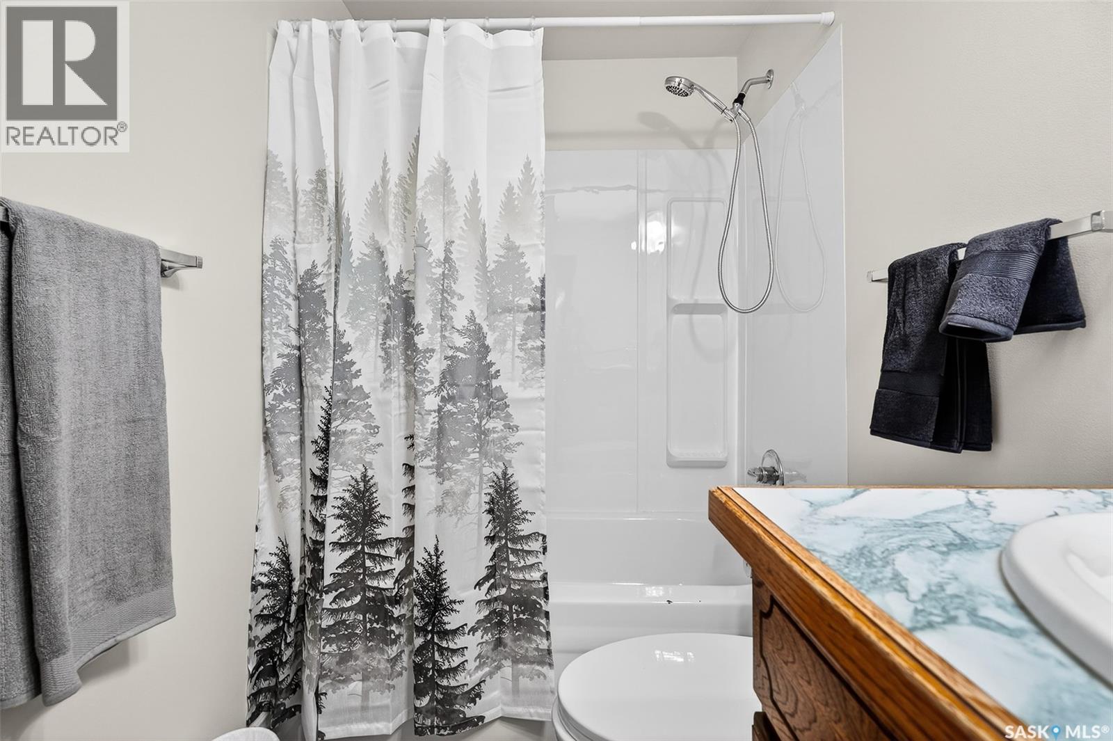 909 Ominica Street E, Moose Jaw, SK - Indoor Photo Showing Bathroom
