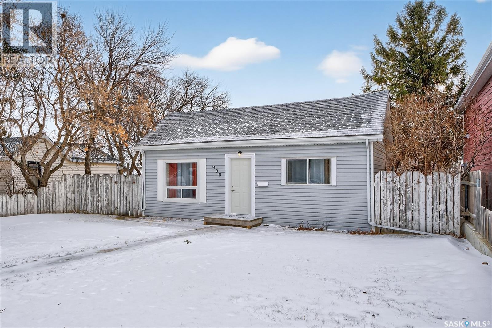 909 Ominica Street E, Moose Jaw, SK - Outdoor