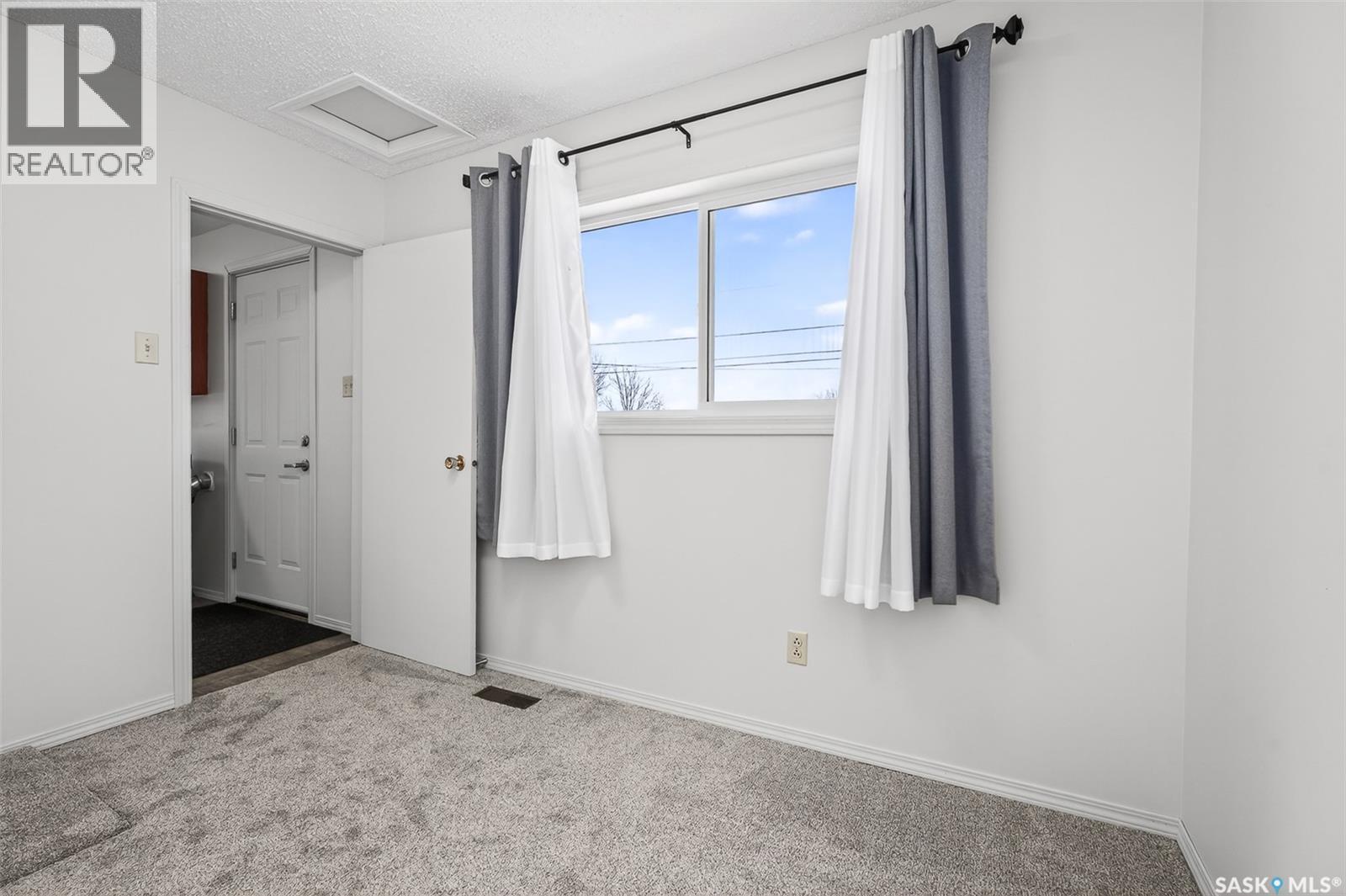 909 Ominica Street E, Moose Jaw, SK - Indoor