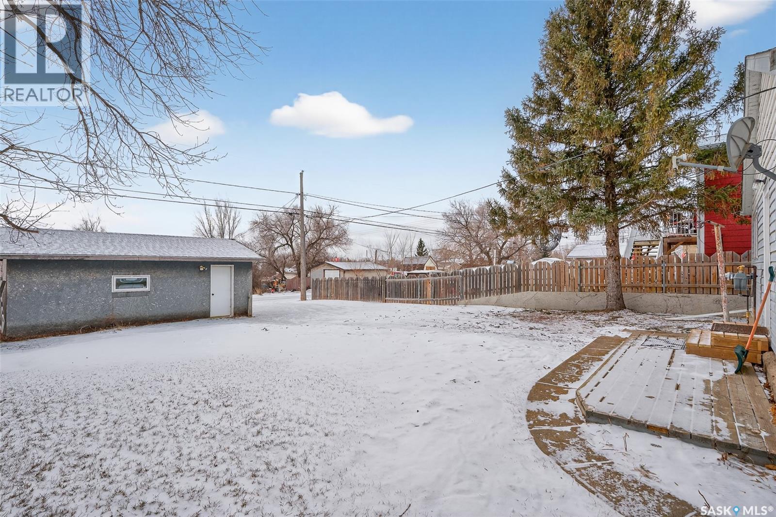 909 Ominica Street E, Moose Jaw, SK - Outdoor