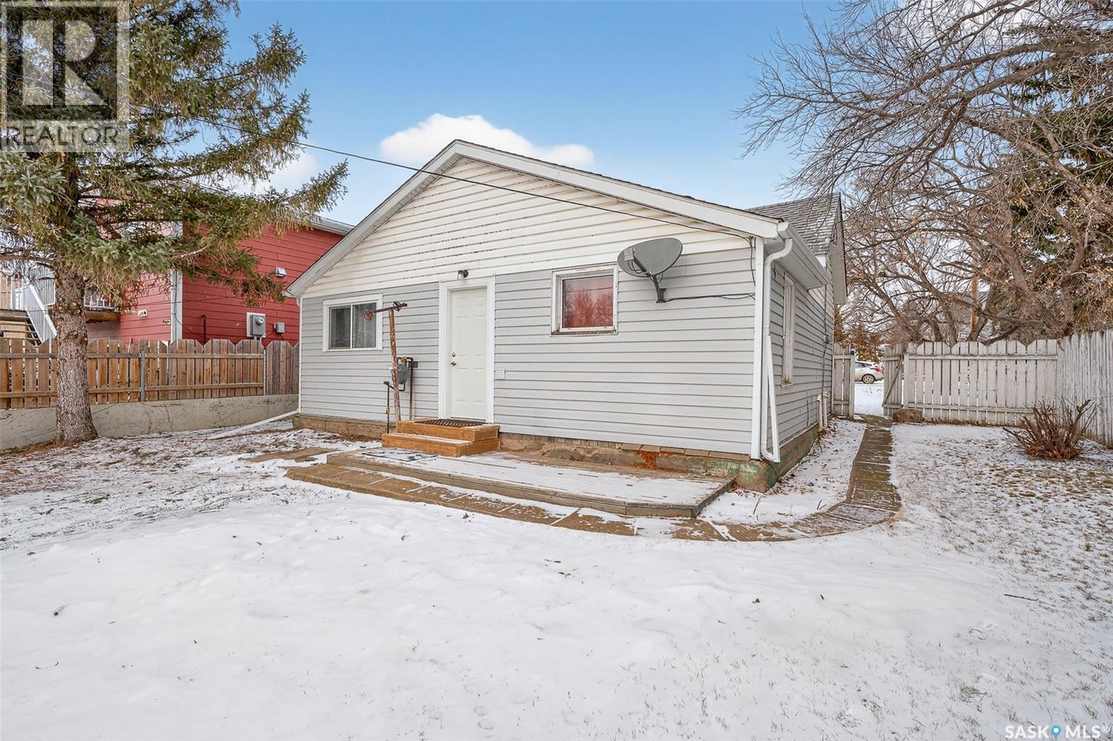 909 Ominica Street E, Moose Jaw, SK - Outdoor