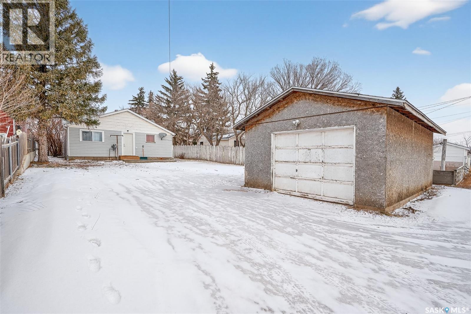 909 Ominica Street E, Moose Jaw, SK - Outdoor
