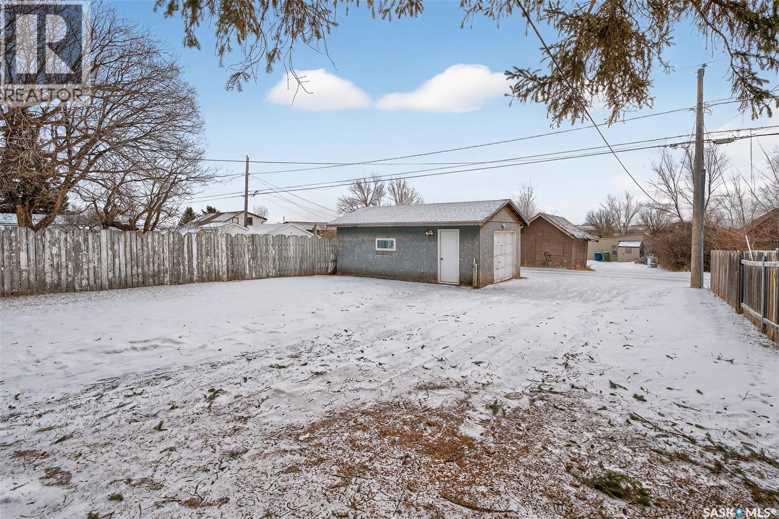 909 Ominica Street E, Moose Jaw, SK - Outdoor