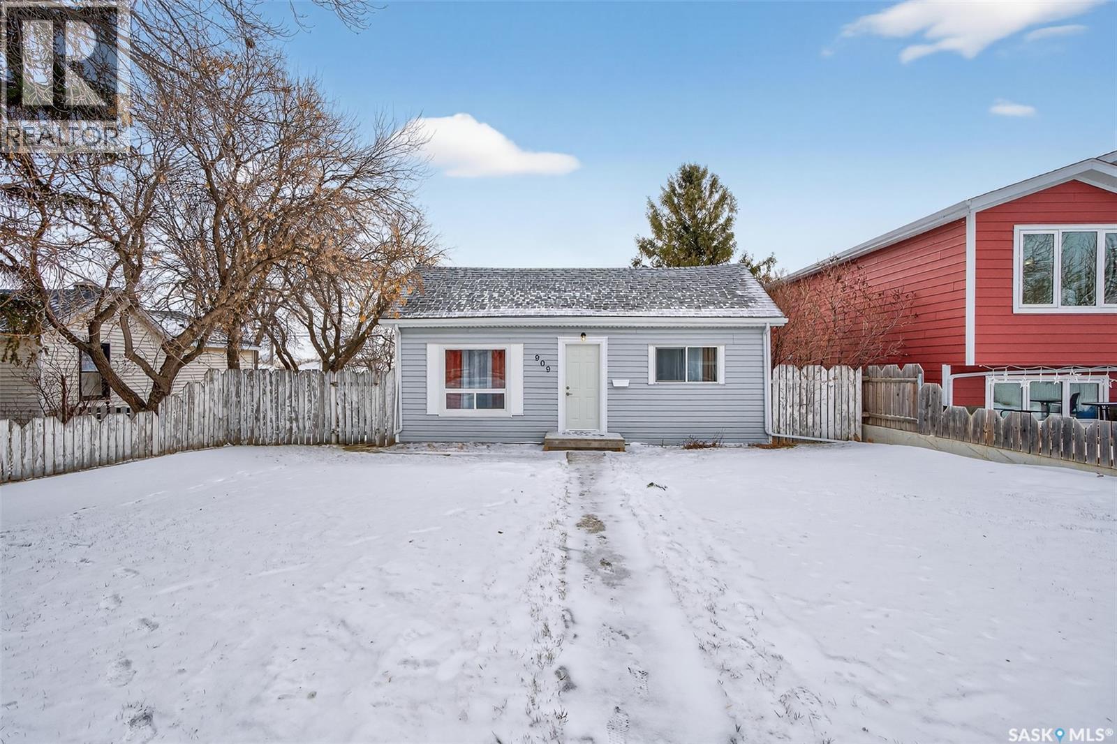 909 Ominica Street E, Moose Jaw, SK - Outdoor