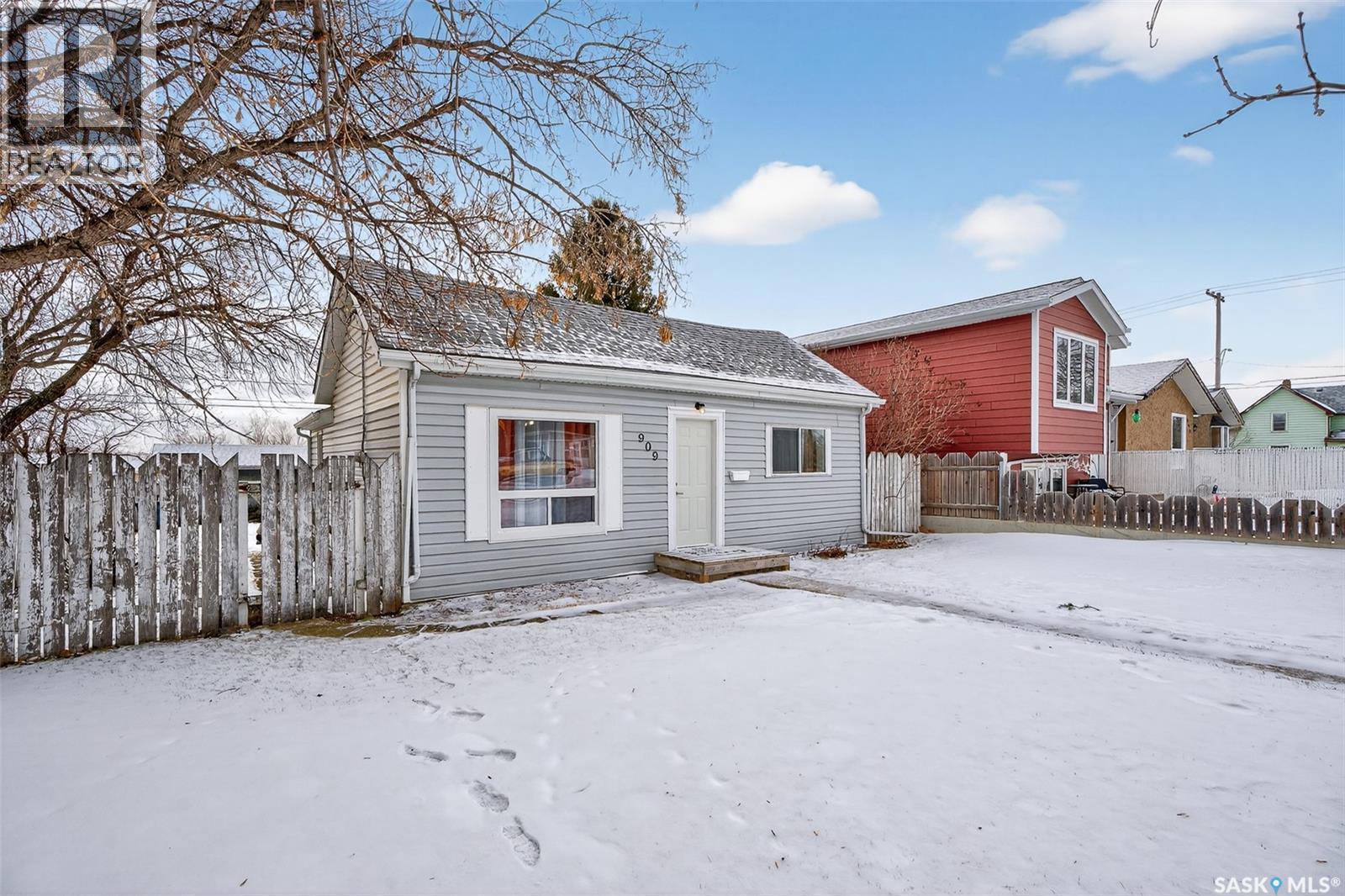 909 Ominica Street E, Moose Jaw, SK - Outdoor