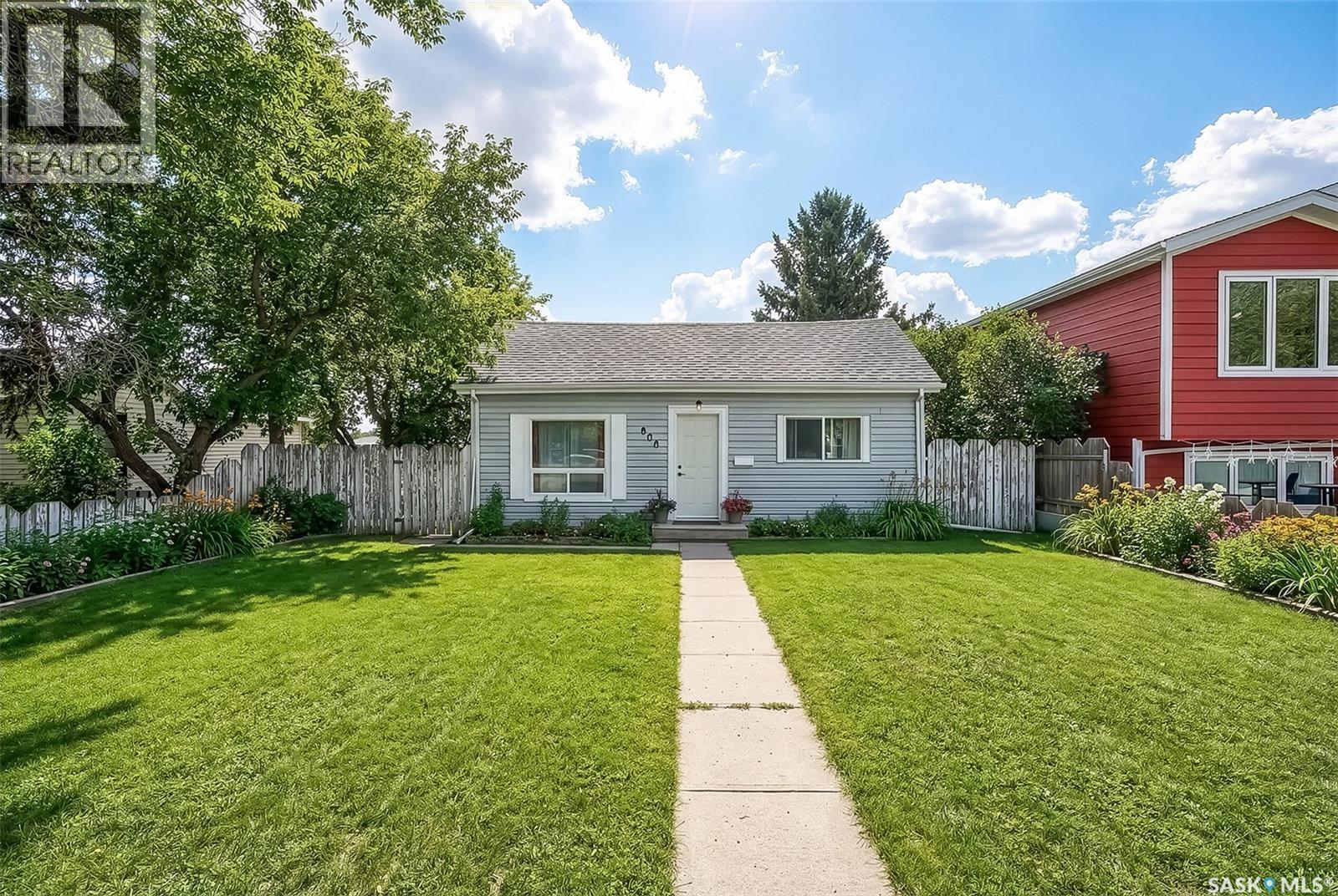 909 Ominica Street E, Moose Jaw, SK - Outdoor