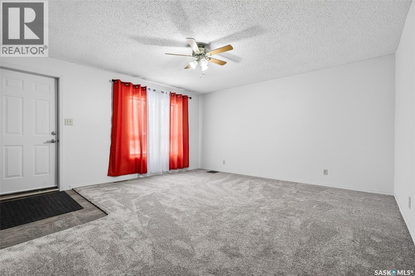 909 Ominica Street E, Moose Jaw, SK - Indoor Photo Showing Other Room