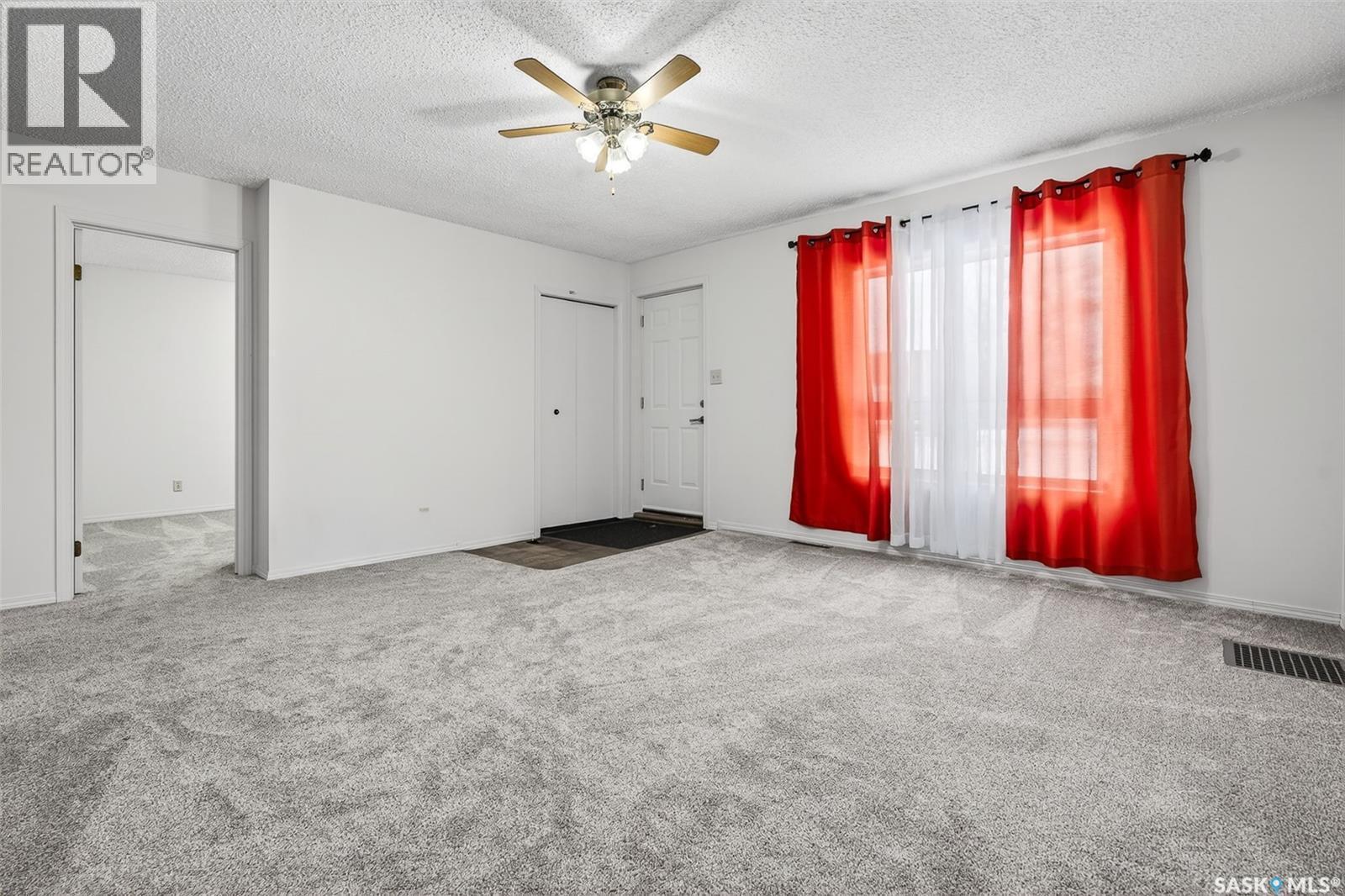 909 Ominica Street E, Moose Jaw, SK - Indoor Photo Showing Other Room