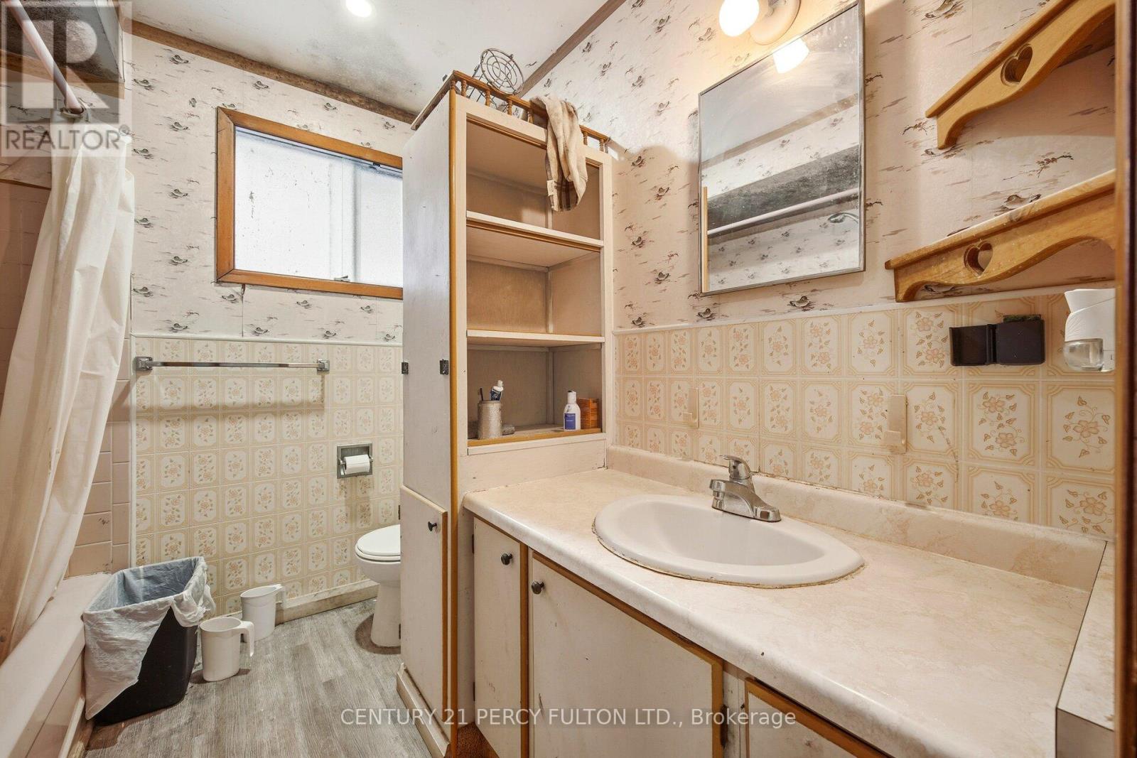 325 Dyson Road, Pickering, ON - Indoor Photo Showing Bathroom