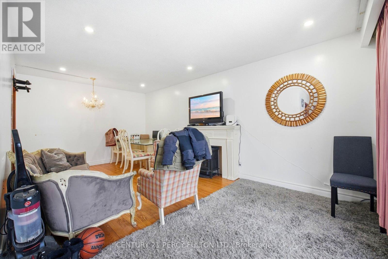 325 Dyson Road, Pickering, ON - Indoor