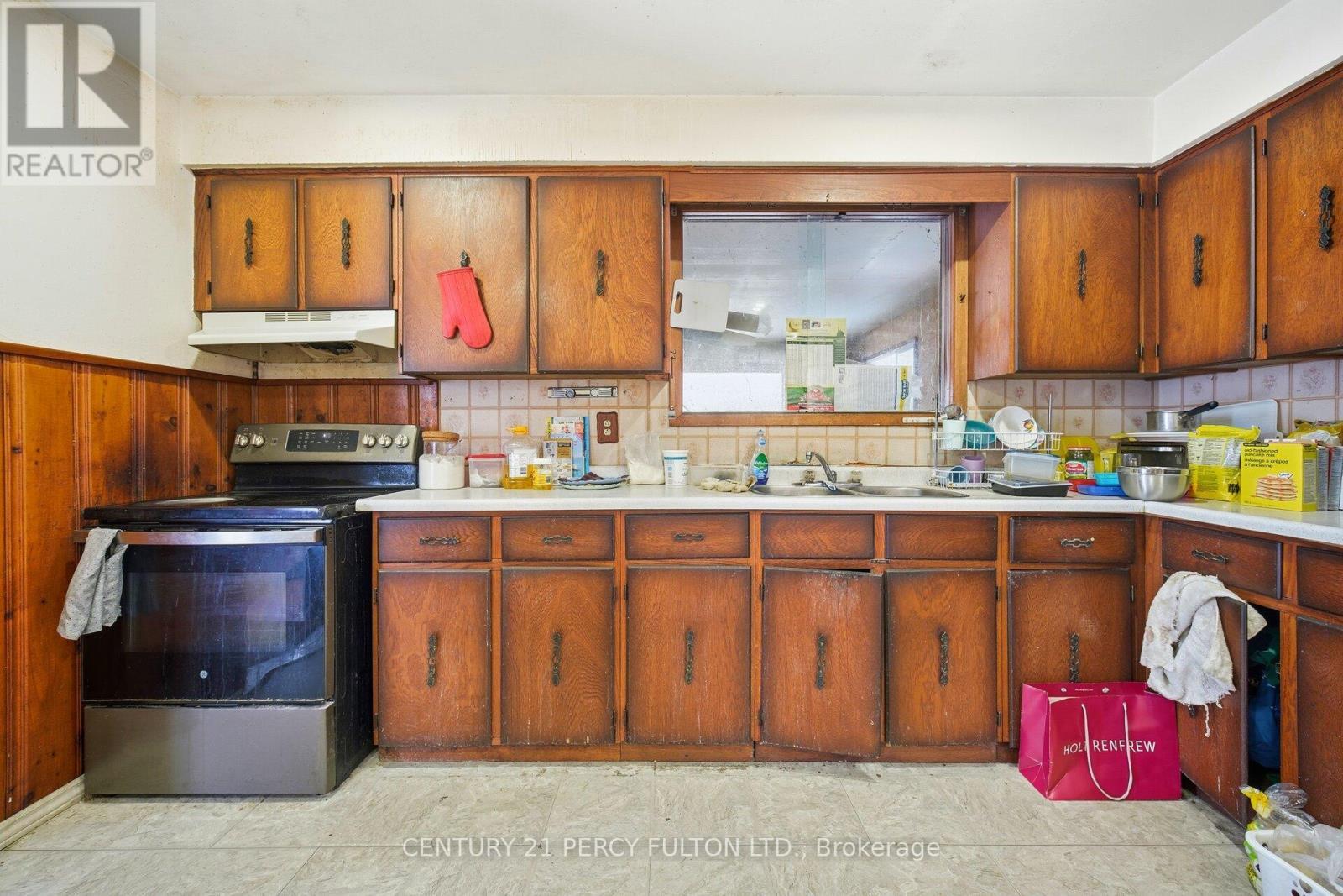 325 Dyson Road, Pickering, ON - Indoor Photo Showing Kitchen With Double Sink