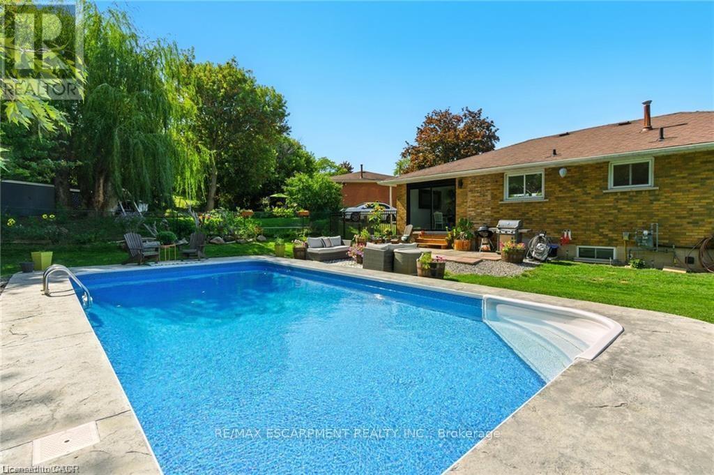 19 Wallace Place, Haldimand, ON - Outdoor With In Ground Pool With Backyard