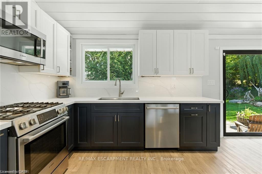 19 Wallace Place, Haldimand, ON - Indoor Photo Showing Kitchen With Upgraded Kitchen