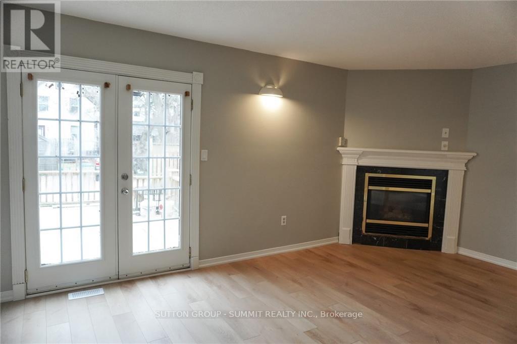 343 Upper Wentworth Street, Hamilton, ON - Indoor Photo Showing Living Room With Fireplace