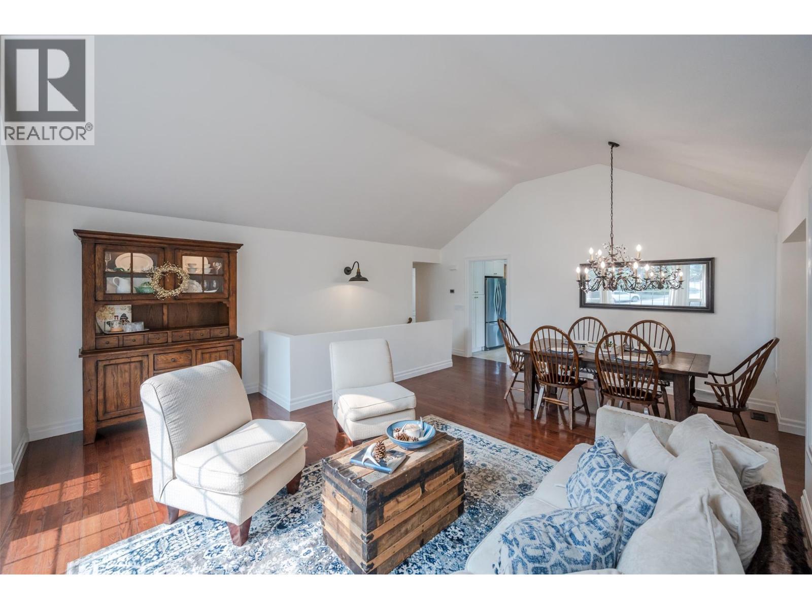 6107 Tavender Court, Summerland, BC - Indoor Photo Showing Living Room