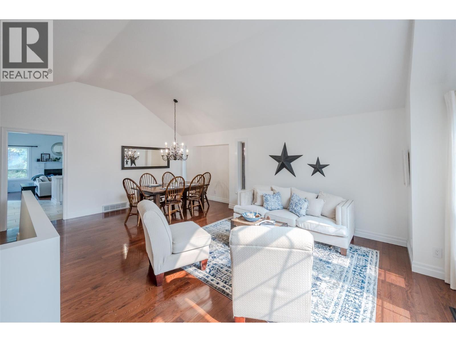 6107 Tavender Court, Summerland, BC - Indoor Photo Showing Living Room