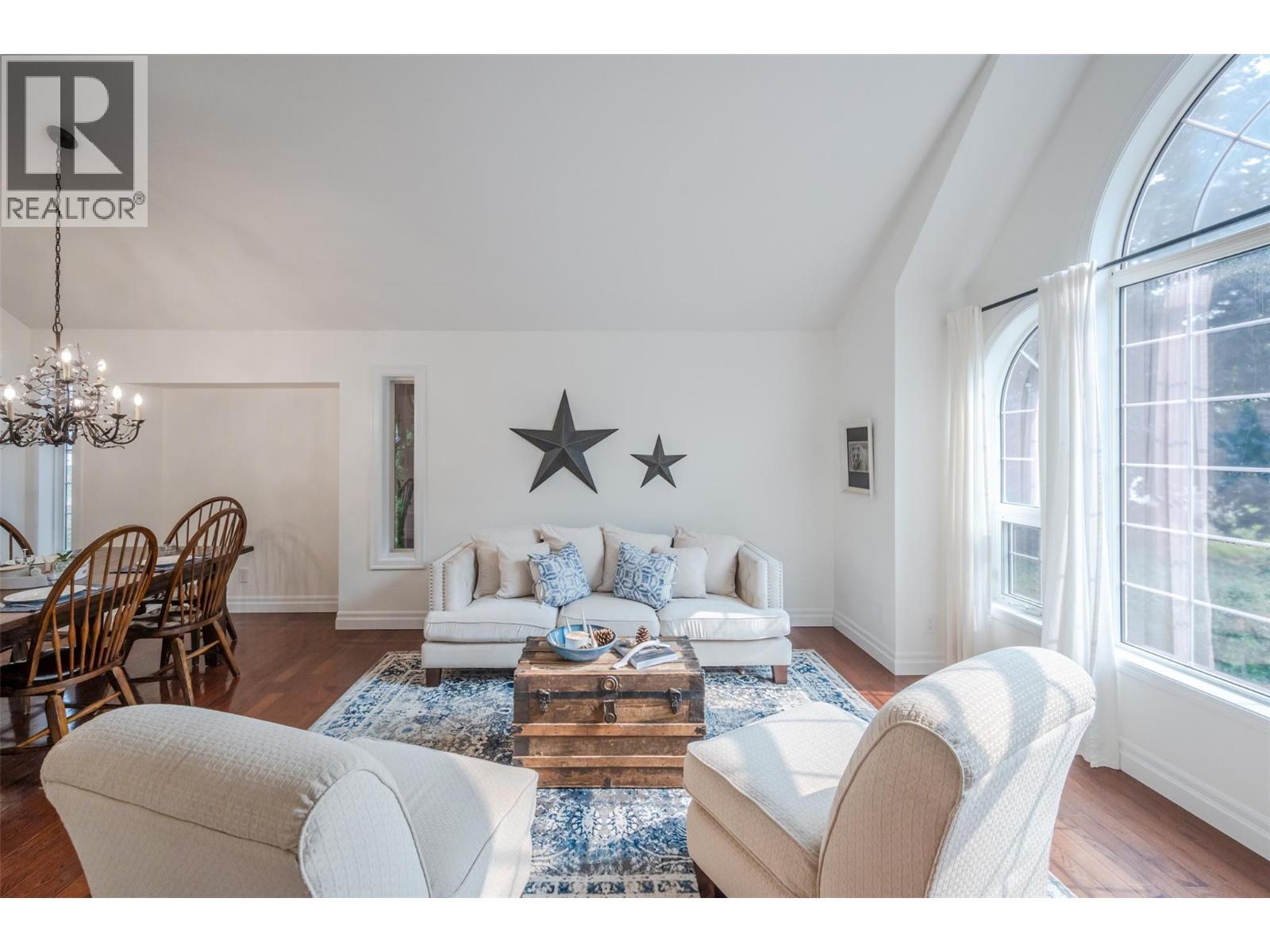 6107 Tavender Court, Summerland, BC - Indoor Photo Showing Living Room