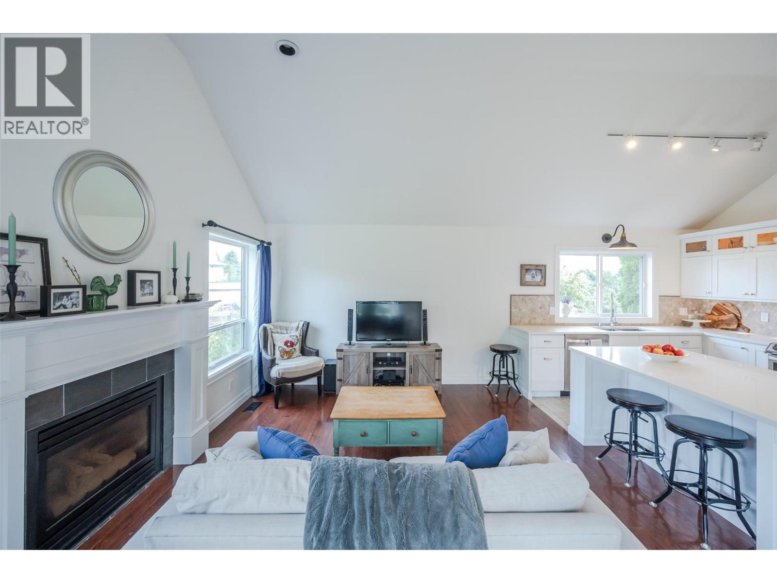 6107 Tavender Court, Summerland, BC - Indoor Photo Showing Living Room With Fireplace