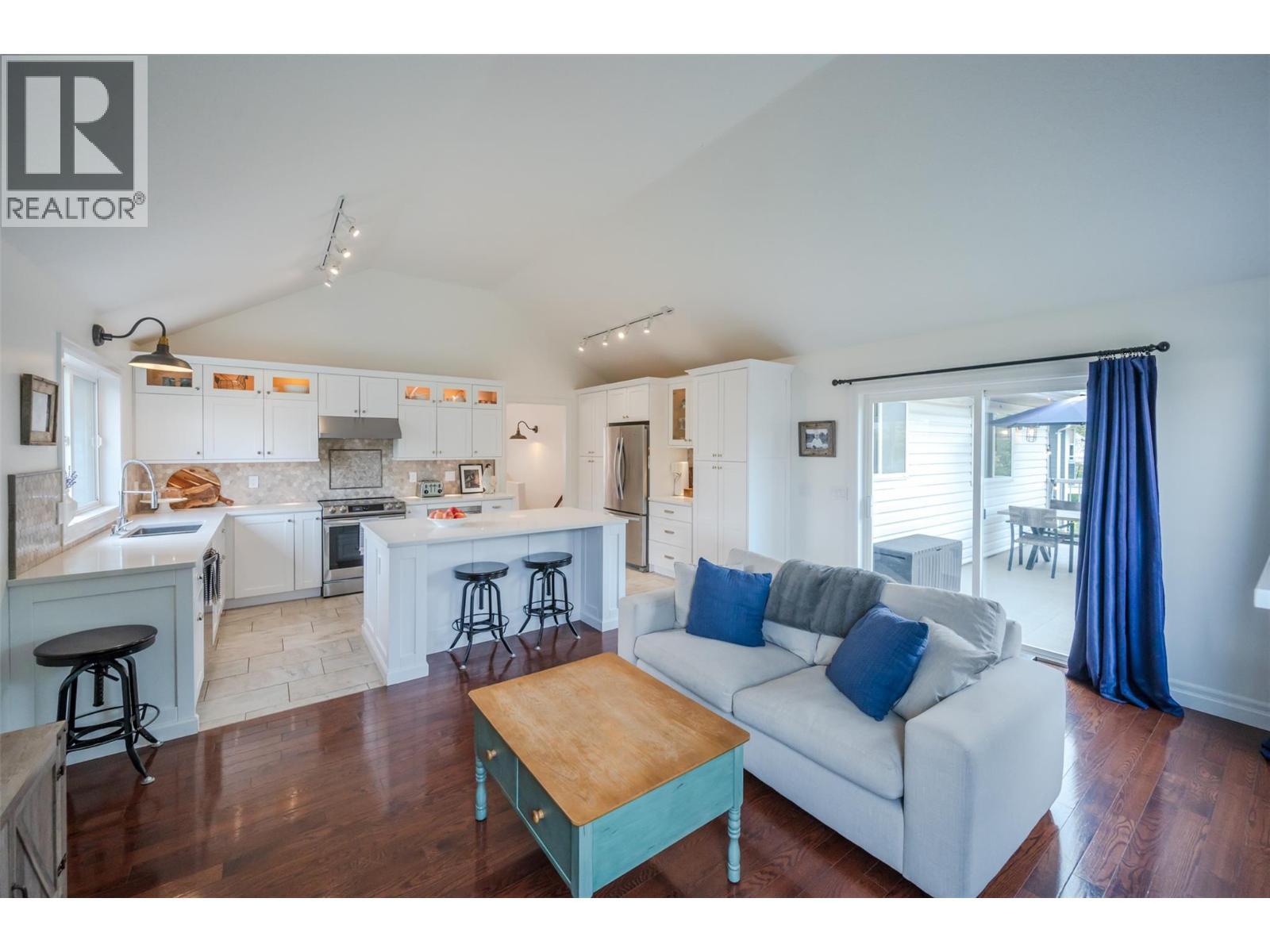 6107 Tavender Court, Summerland, BC - Indoor Photo Showing Living Room