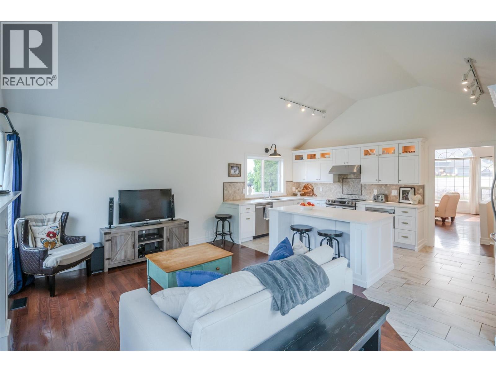 6107 Tavender Court, Summerland, BC - Indoor Photo Showing Living Room