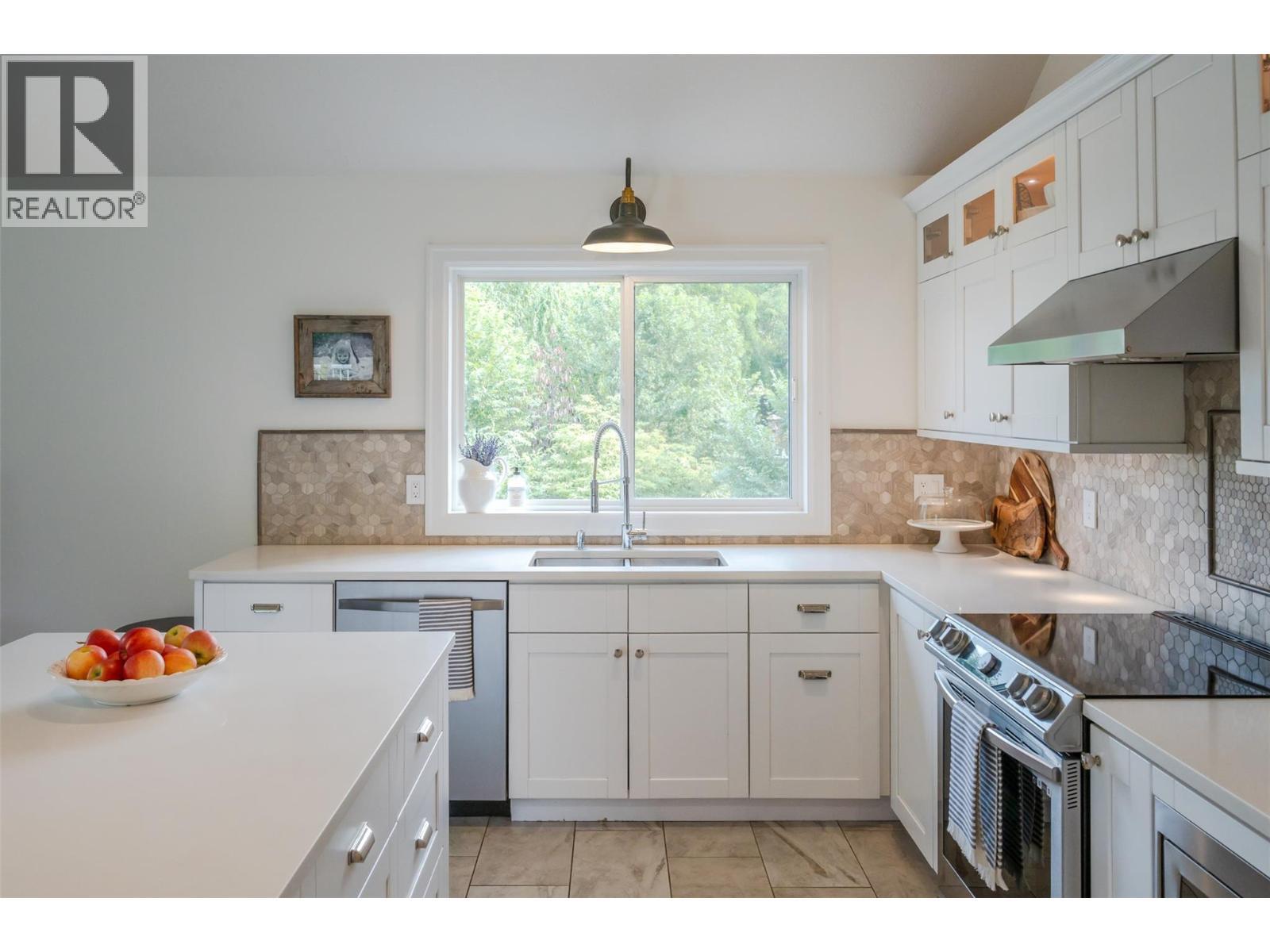 6107 Tavender Court, Summerland, BC - Indoor Photo Showing Kitchen With Double Sink