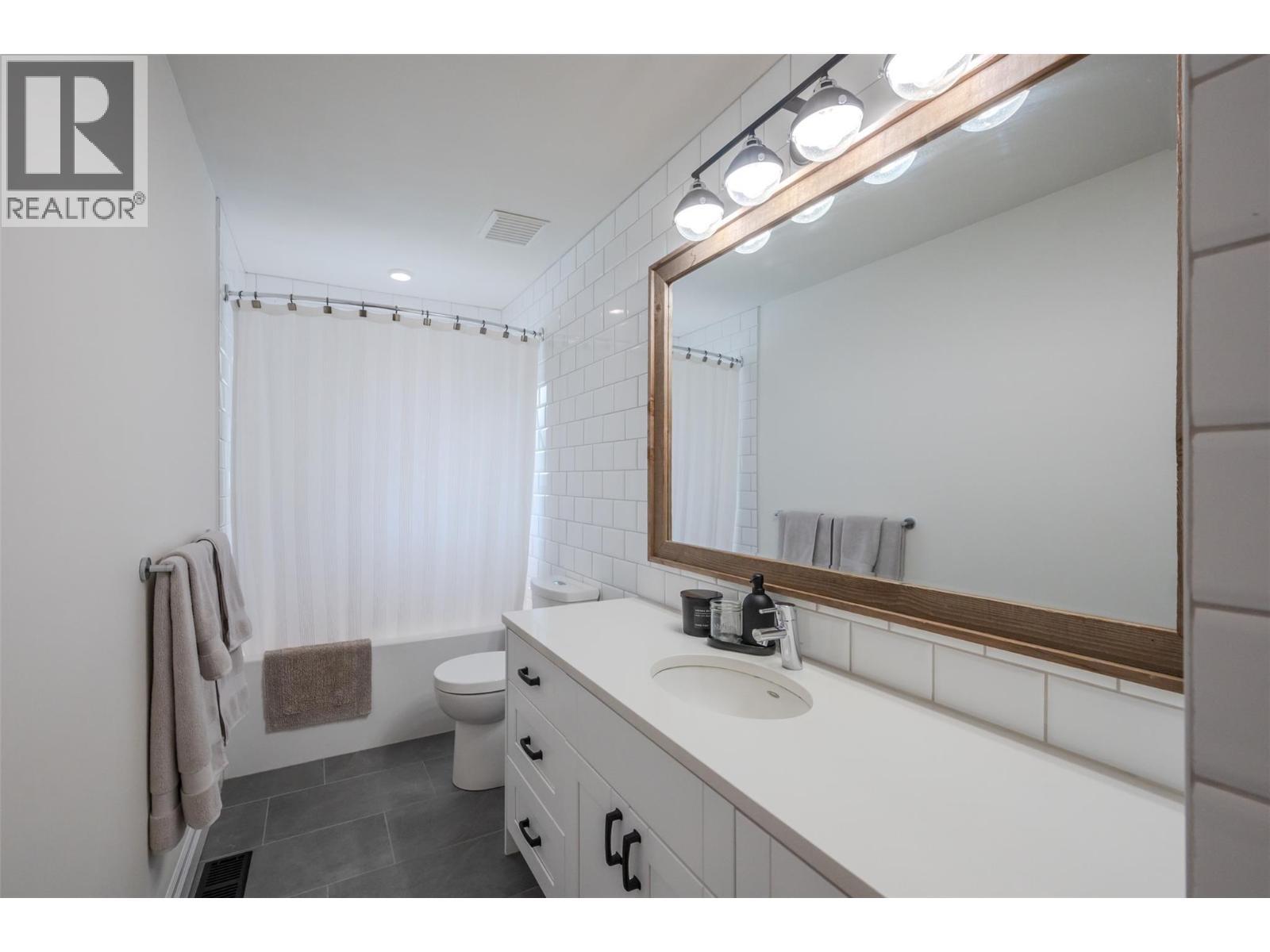 6107 Tavender Court, Summerland, BC - Indoor Photo Showing Bathroom