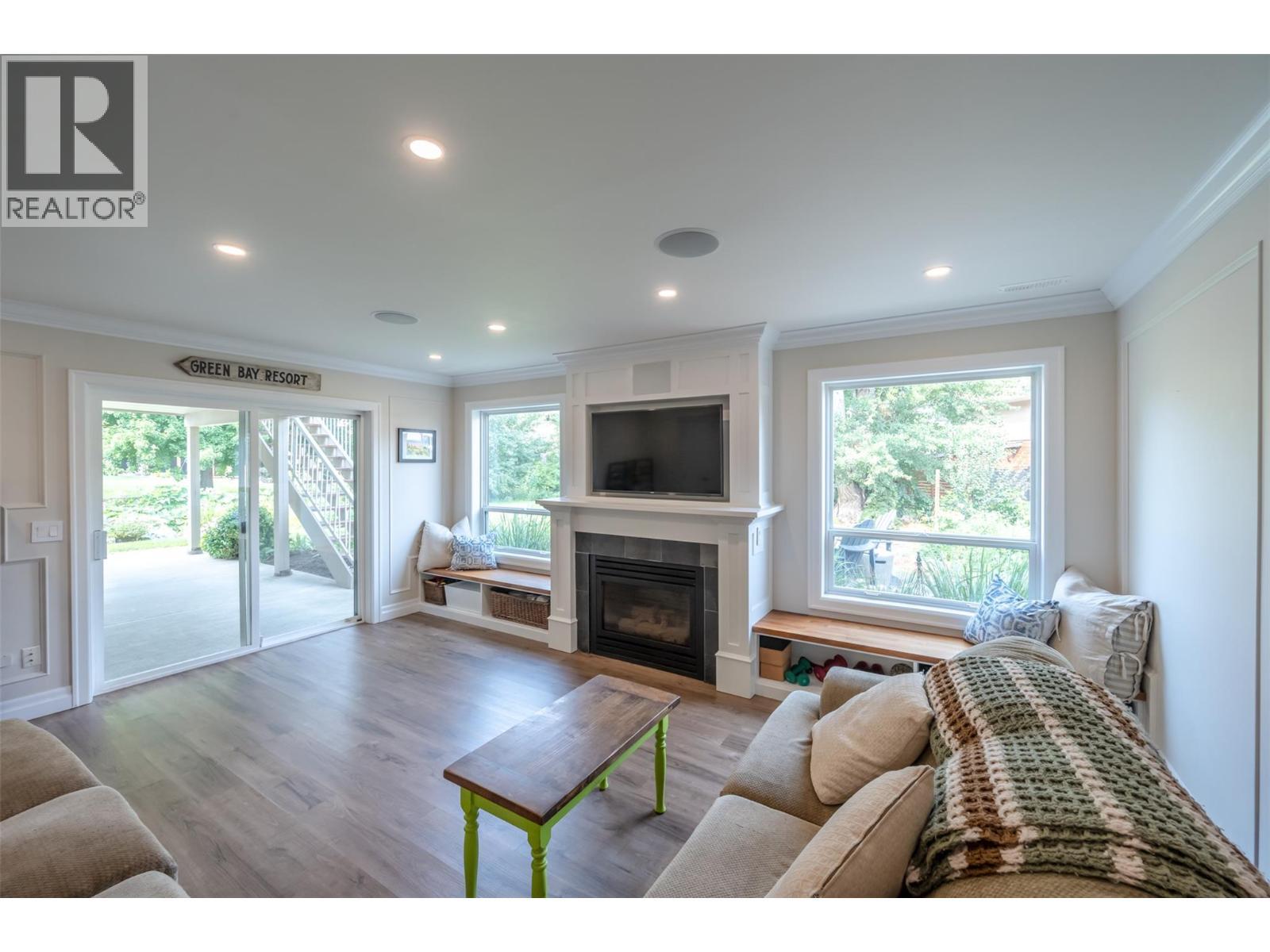 6107 Tavender Court, Summerland, BC - Indoor Photo Showing Living Room With Fireplace