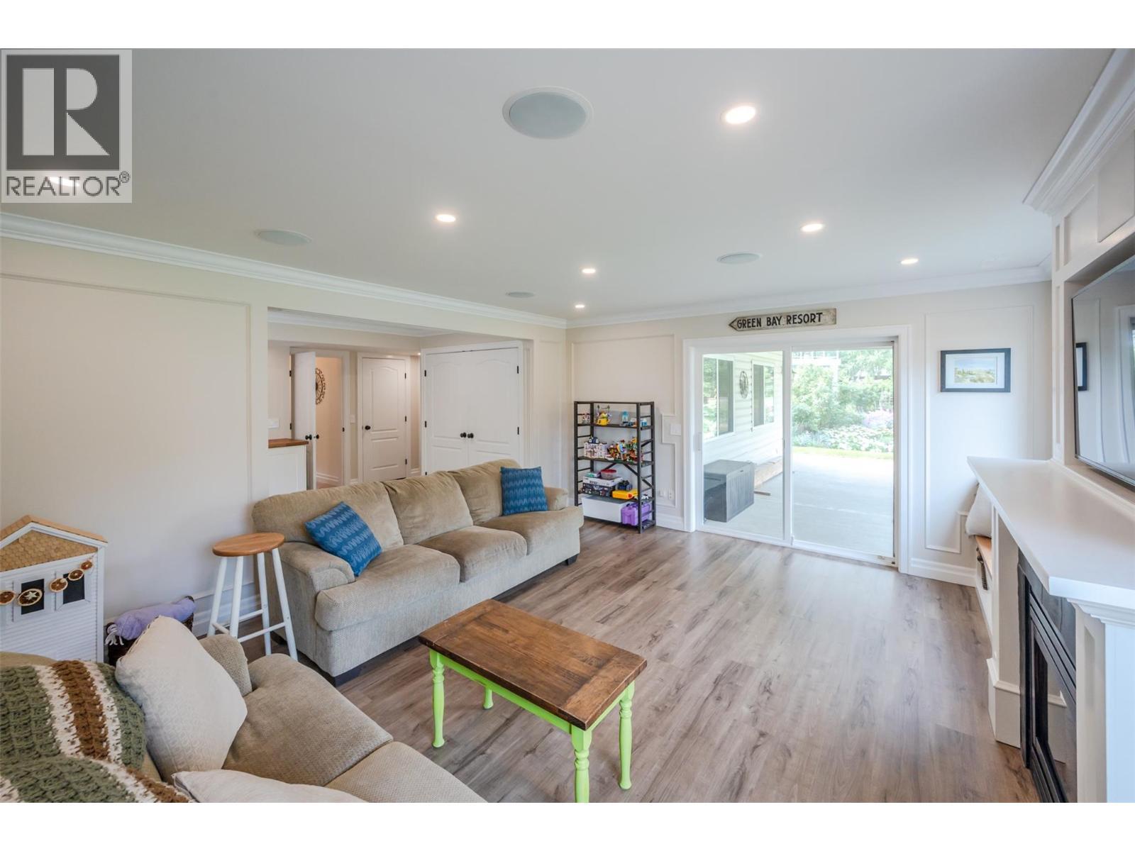6107 Tavender Court, Summerland, BC - Indoor Photo Showing Living Room