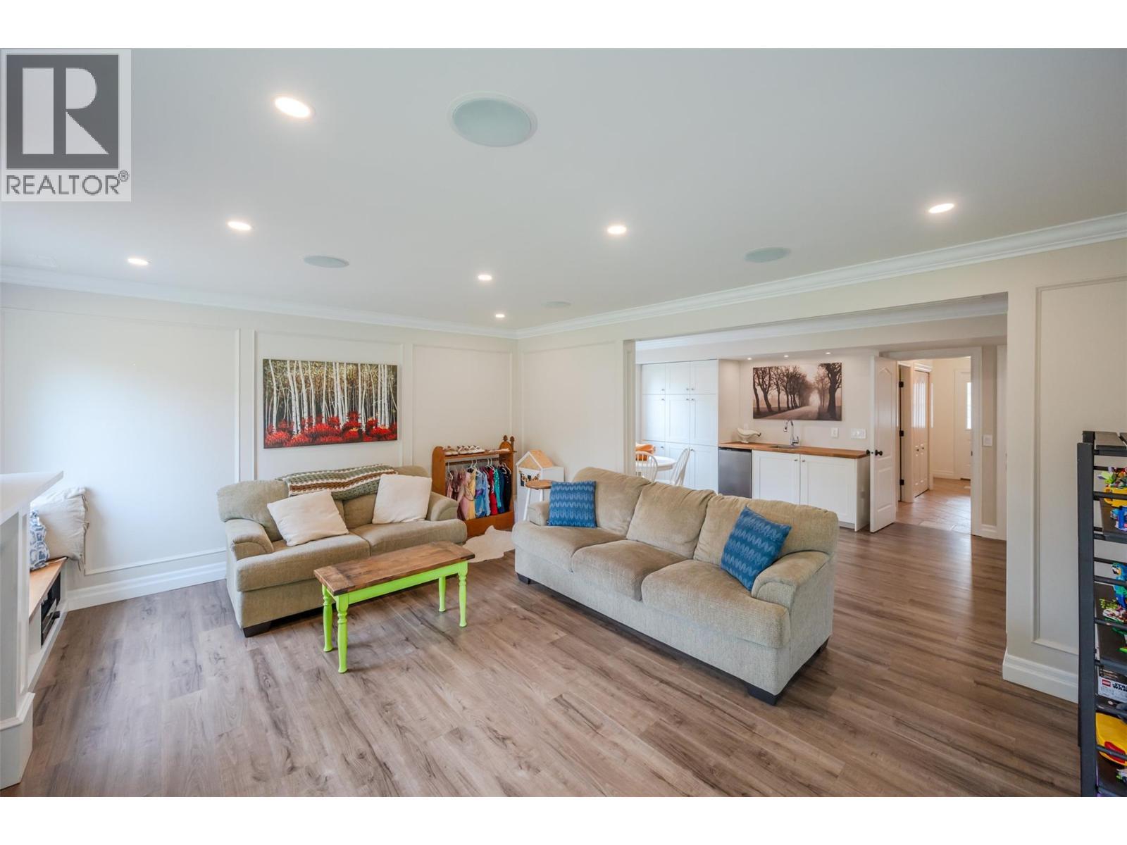 6107 Tavender Court, Summerland, BC - Indoor Photo Showing Living Room
