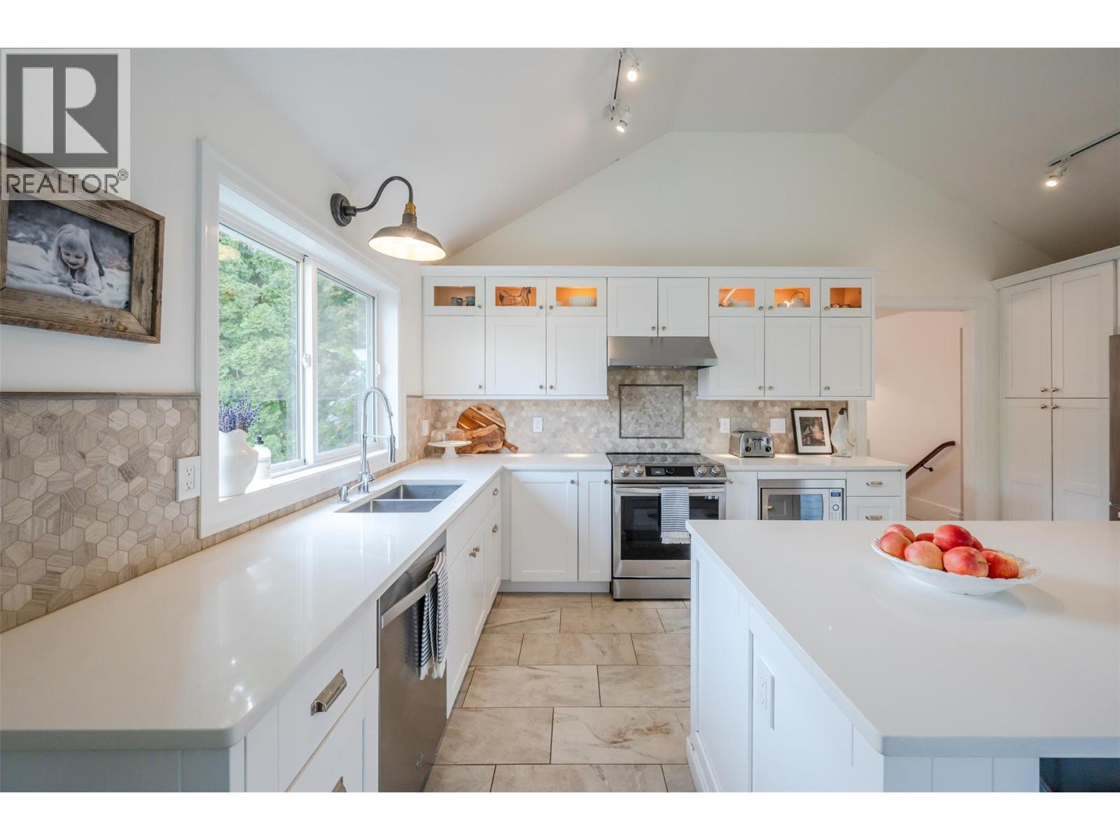 6107 Tavender Court, Summerland, BC - Indoor Photo Showing Kitchen With Double Sink