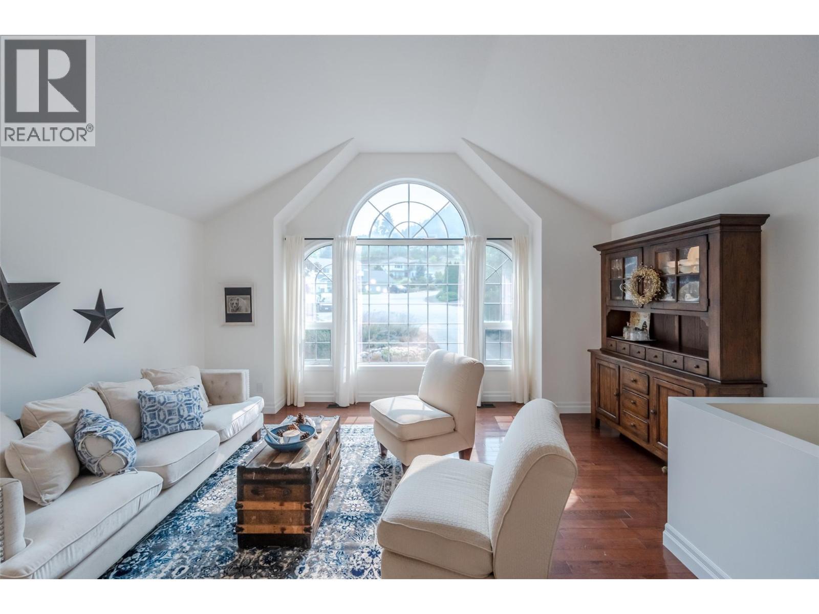 6107 Tavender Court, Summerland, BC - Indoor Photo Showing Living Room