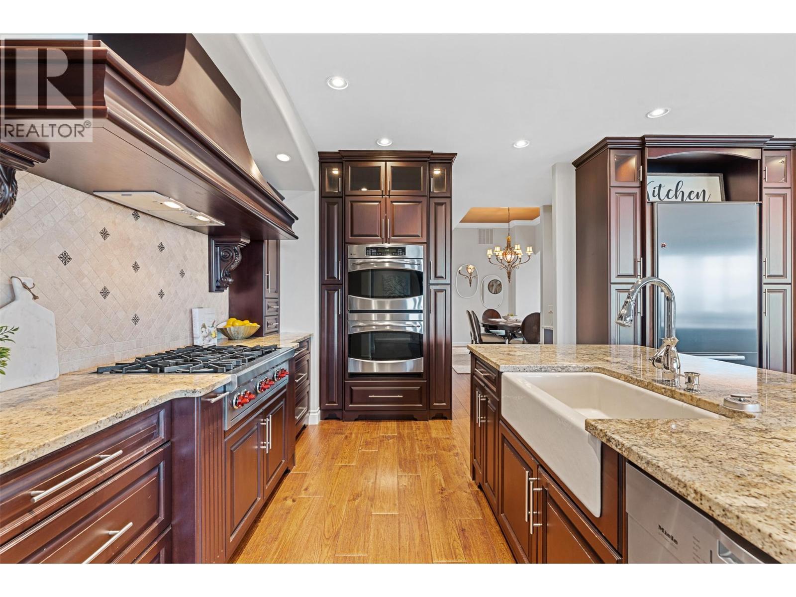 660 Almandine Court, Kelowna, BC - Indoor Photo Showing Kitchen With Upgraded Kitchen