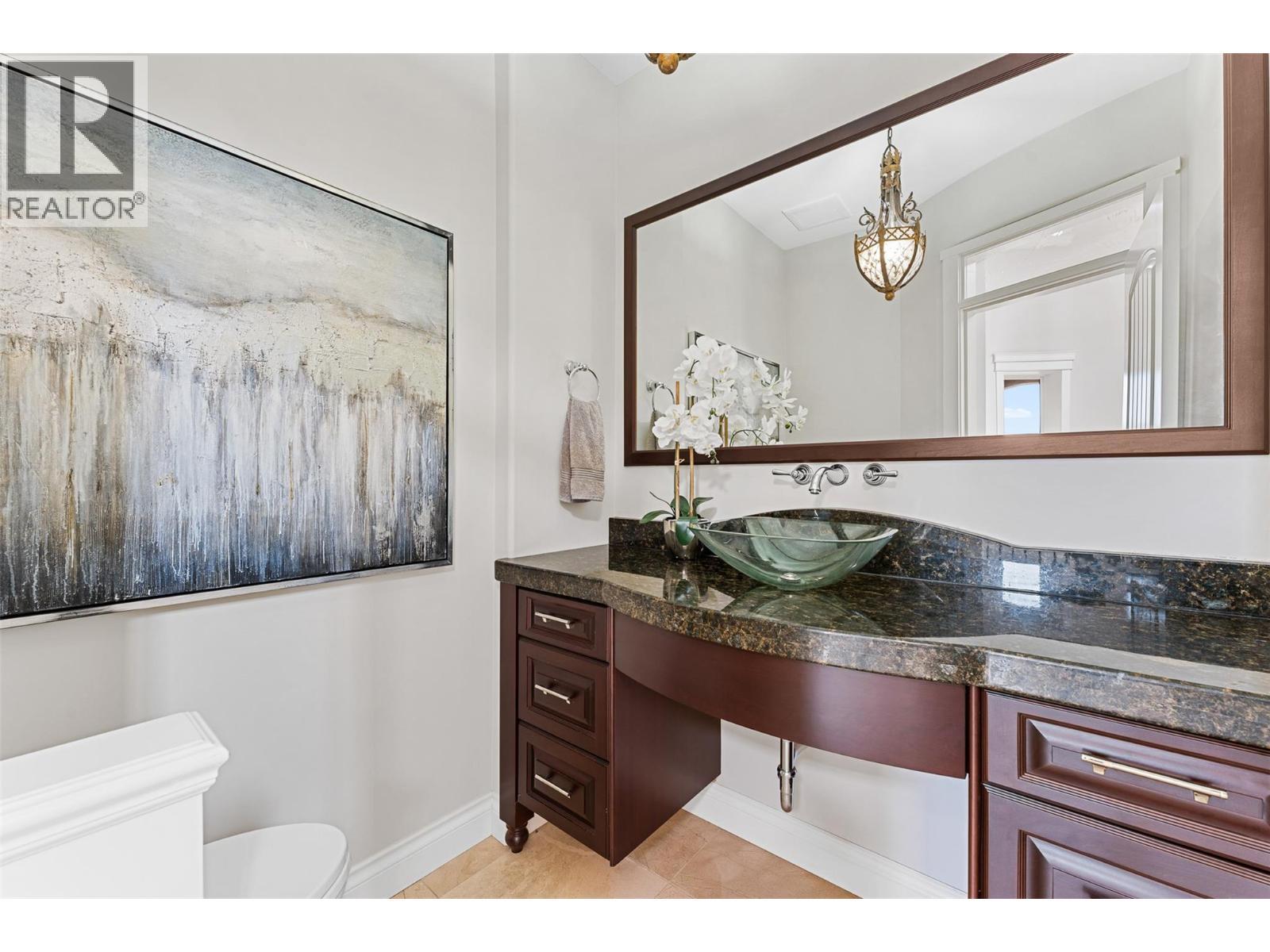 660 Almandine Court, Kelowna, BC - Indoor Photo Showing Bathroom