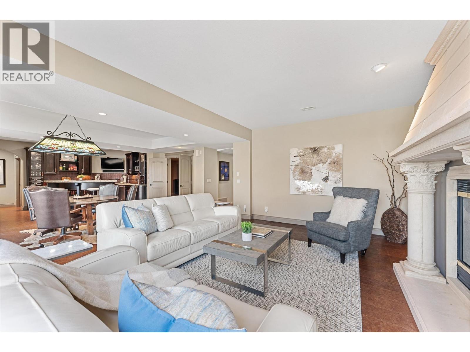 660 Almandine Court, Kelowna, BC - Indoor Photo Showing Living Room