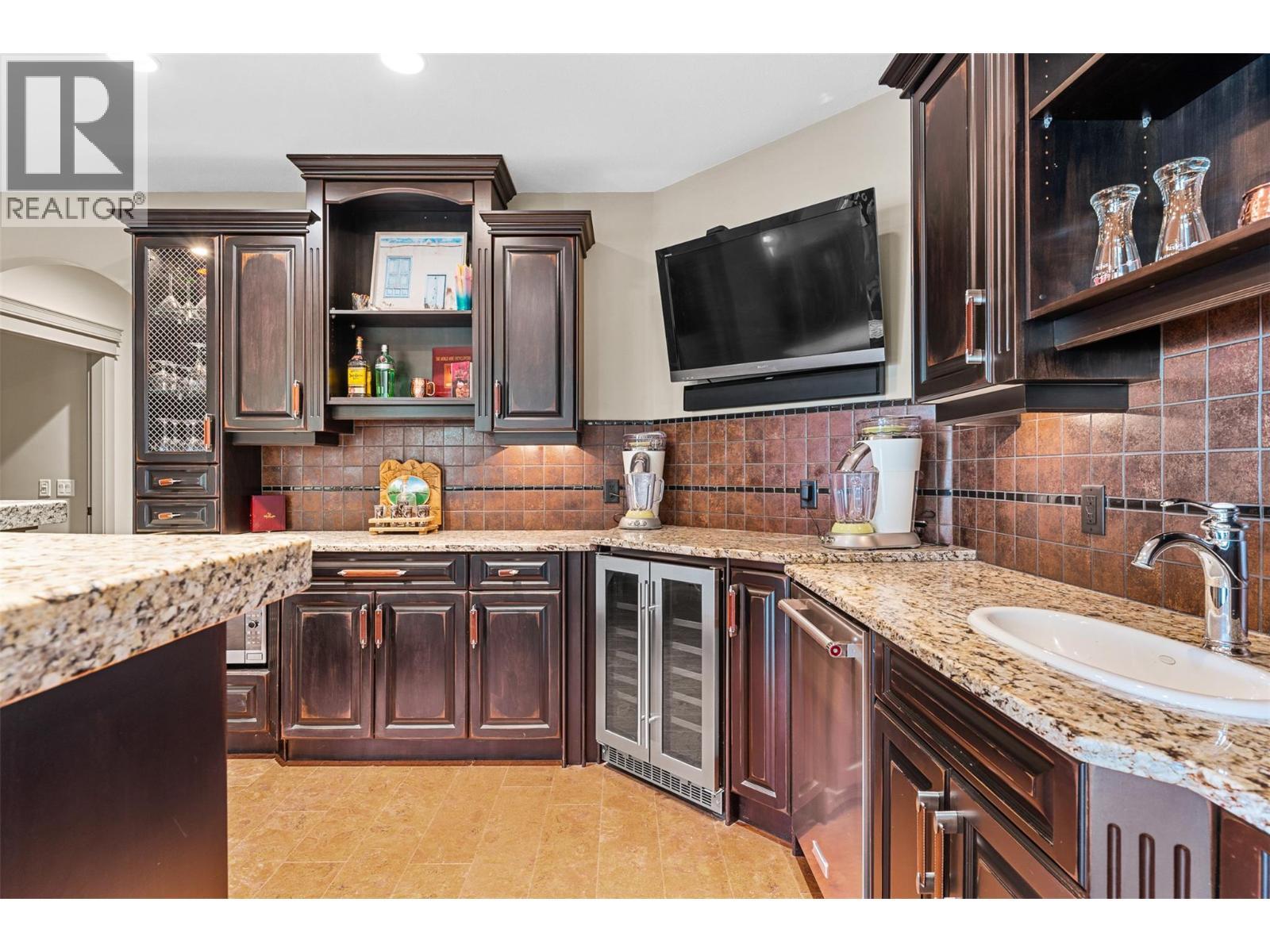 660 Almandine Court, Kelowna, BC - Indoor Photo Showing Kitchen With Upgraded Kitchen