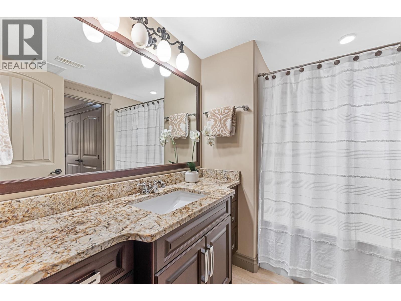 660 Almandine Court, Kelowna, BC - Indoor Photo Showing Bathroom