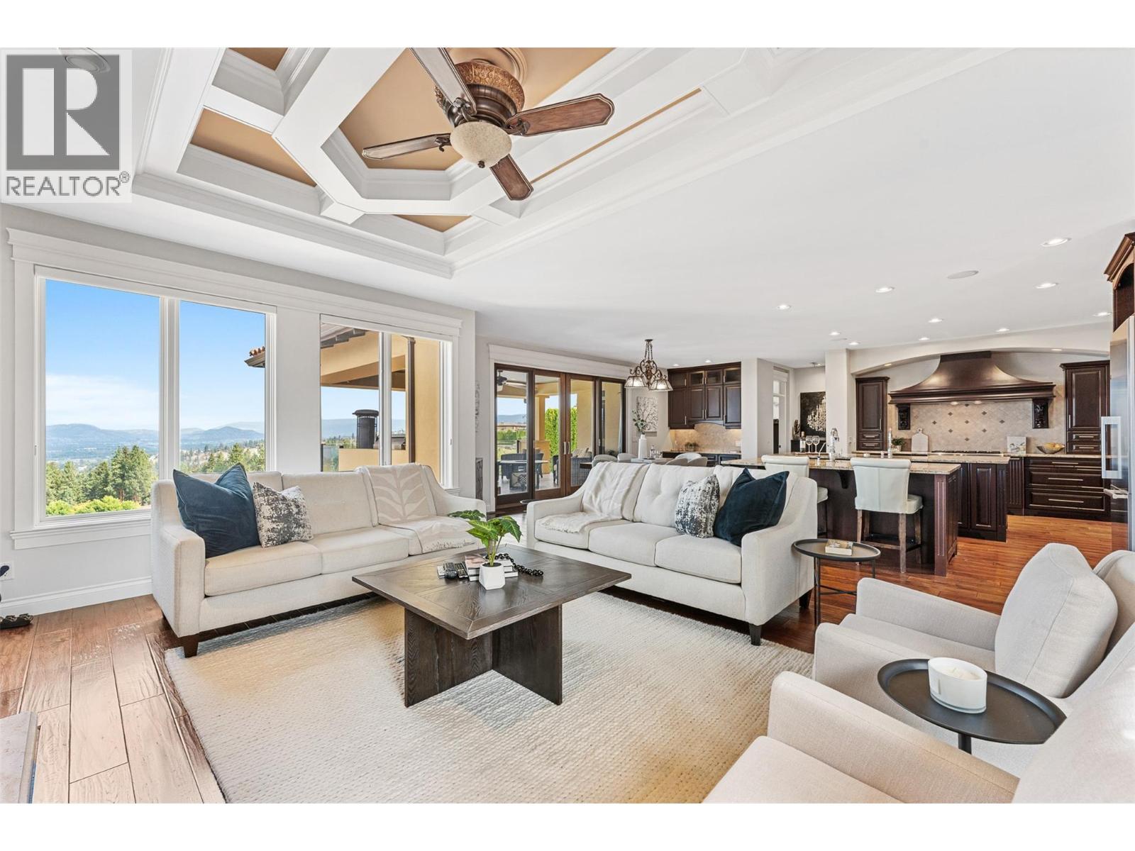 660 Almandine Court, Kelowna, BC - Indoor Photo Showing Living Room