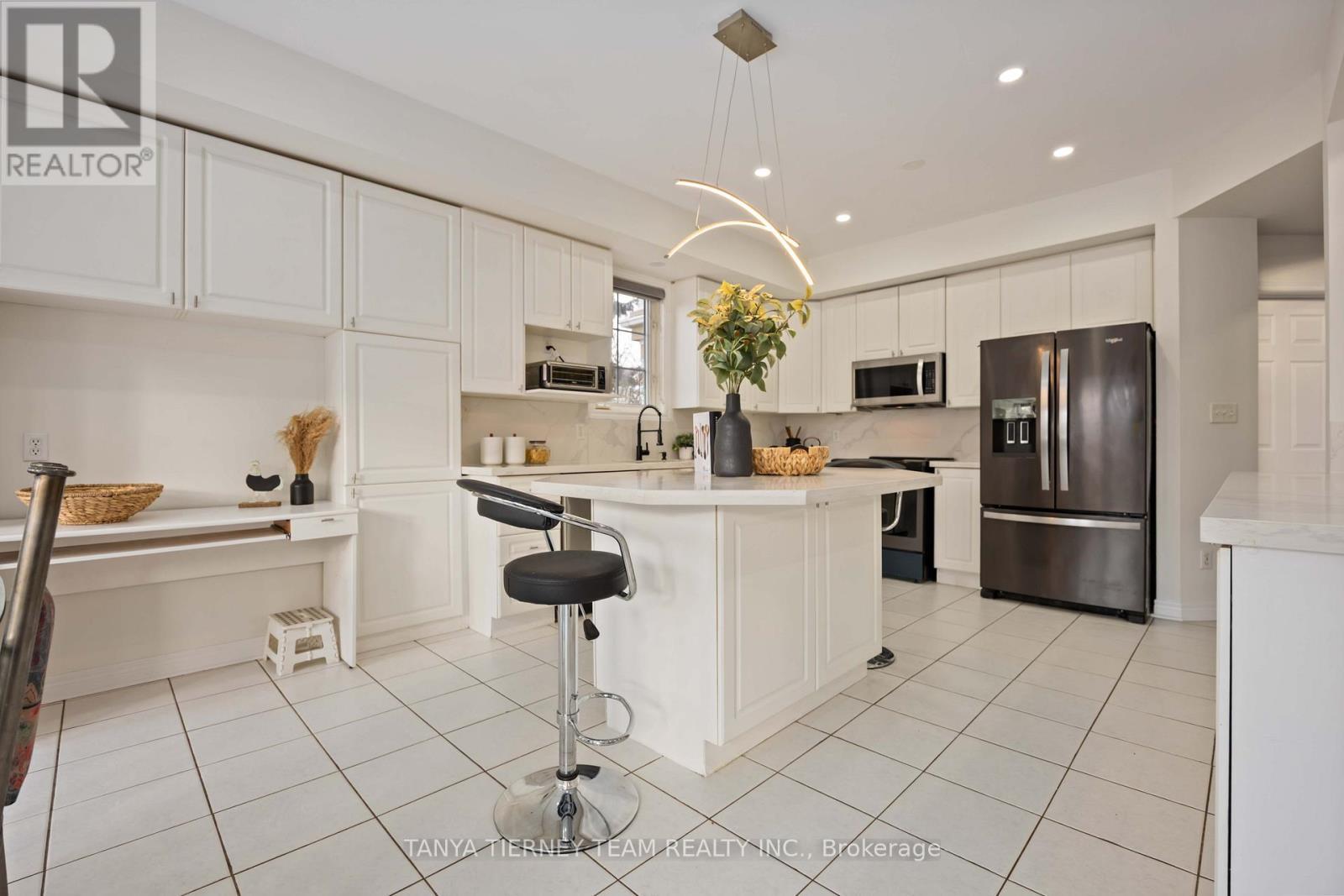101 Tunney Place, Whitby, ON - Indoor Photo Showing Kitchen With Stainless Steel Kitchen With Upgraded Kitchen