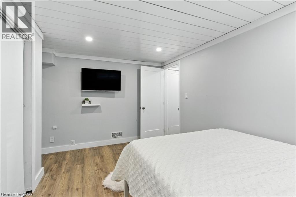 19 Wallace Place, Caledonia, ON - Indoor Photo Showing Bedroom