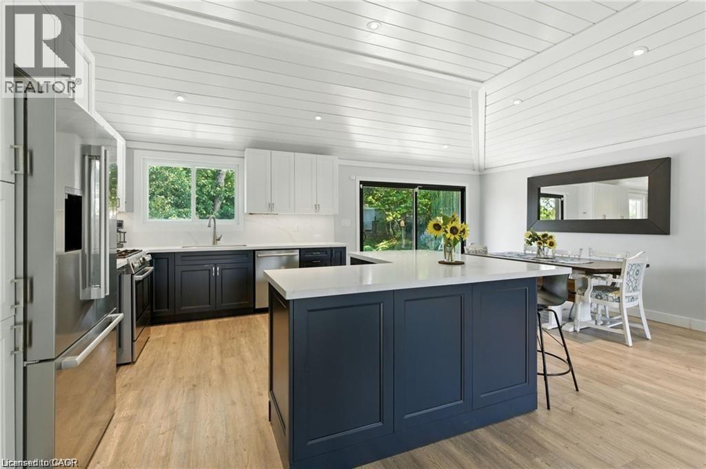 19 Wallace Place, Caledonia, ON - Indoor Photo Showing Kitchen With Upgraded Kitchen