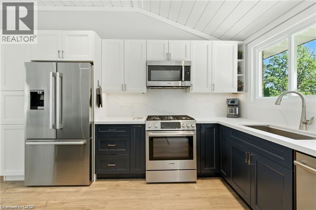19 Wallace Place, Caledonia, ON - Indoor Photo Showing Kitchen With Upgraded Kitchen