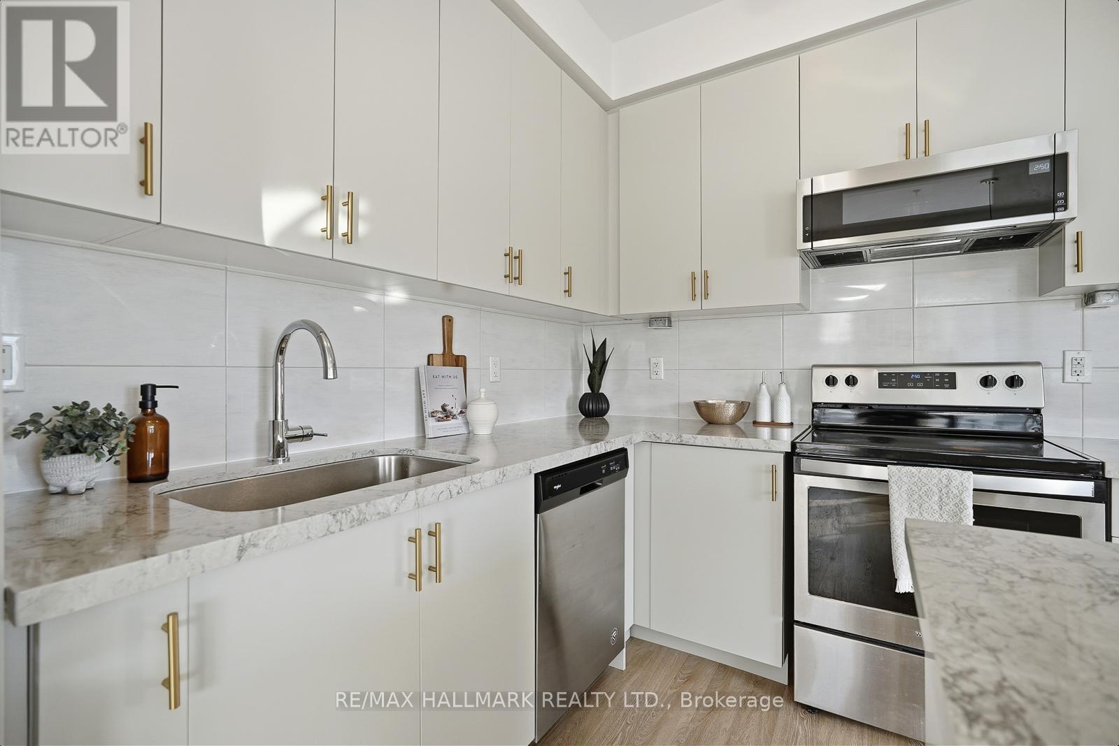 101 - 1711 Pure Springs Boulevard, Pickering, ON - Indoor Photo Showing Kitchen With Upgraded Kitchen