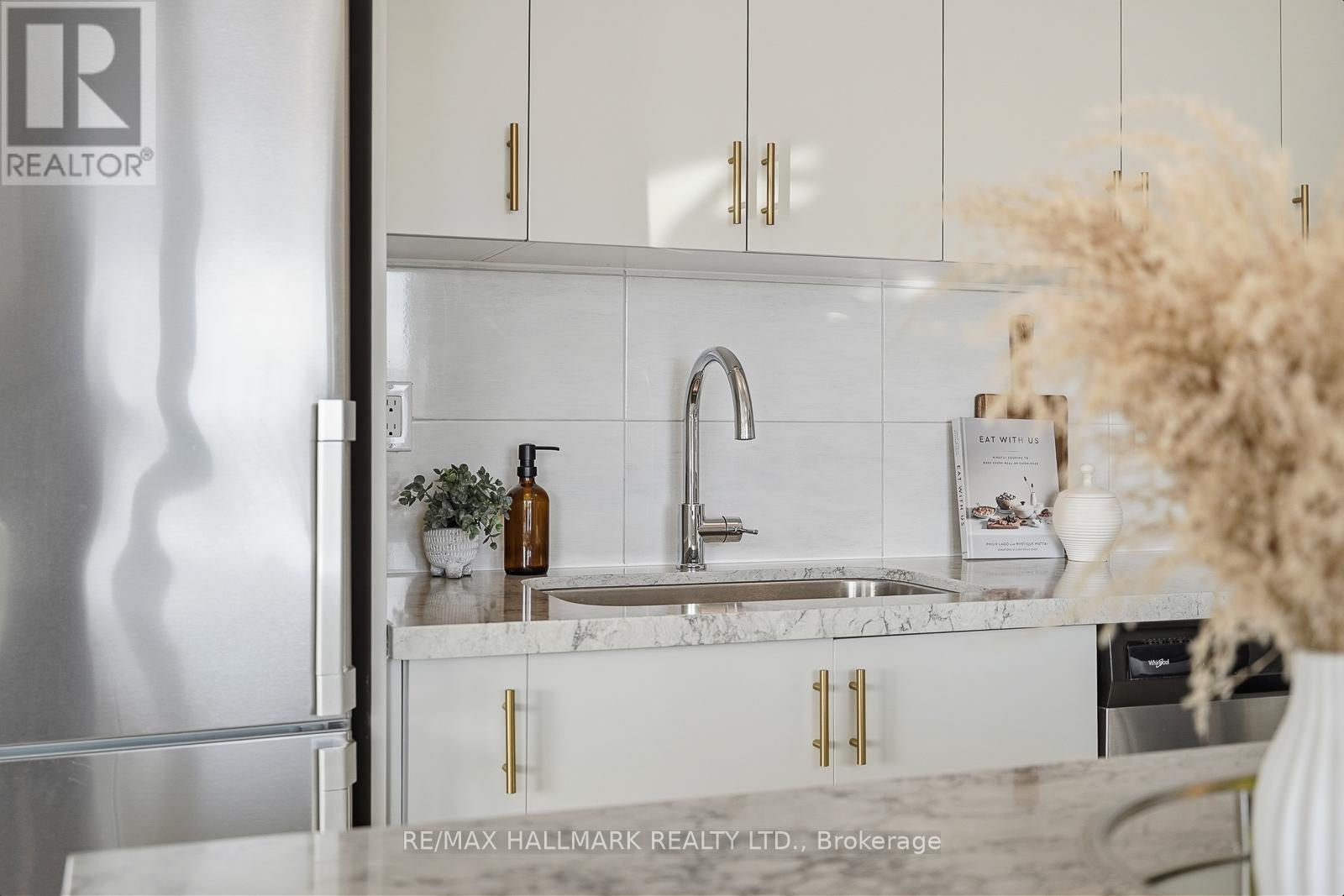 101 - 1711 Pure Springs Boulevard, Pickering, ON - Indoor Photo Showing Kitchen With Upgraded Kitchen