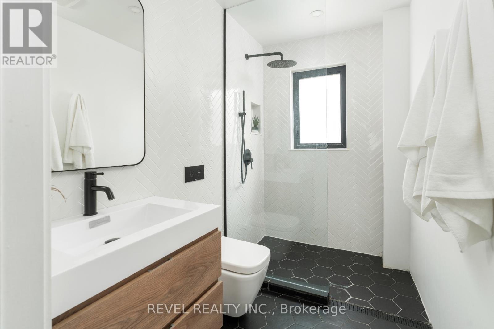 102 Eighth Street, Toronto, ON - Indoor Photo Showing Bathroom