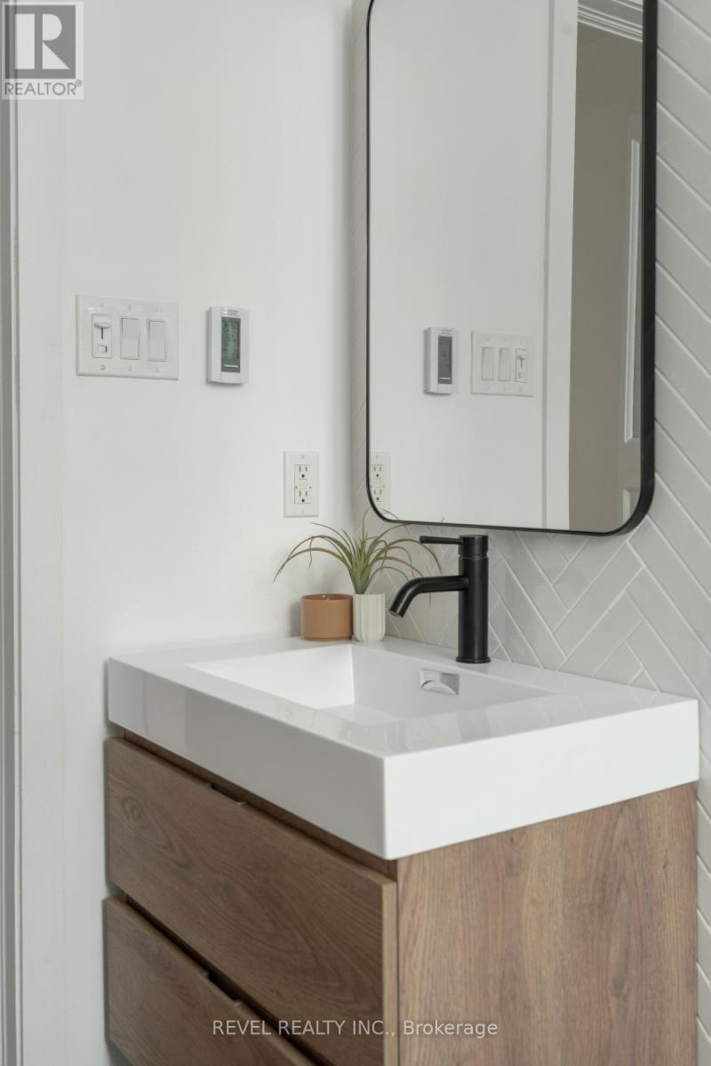 102 Eighth Street, Toronto, ON - Indoor