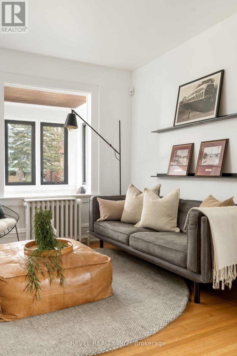 102 Eighth Street, Toronto, ON - Indoor Photo Showing Living Room