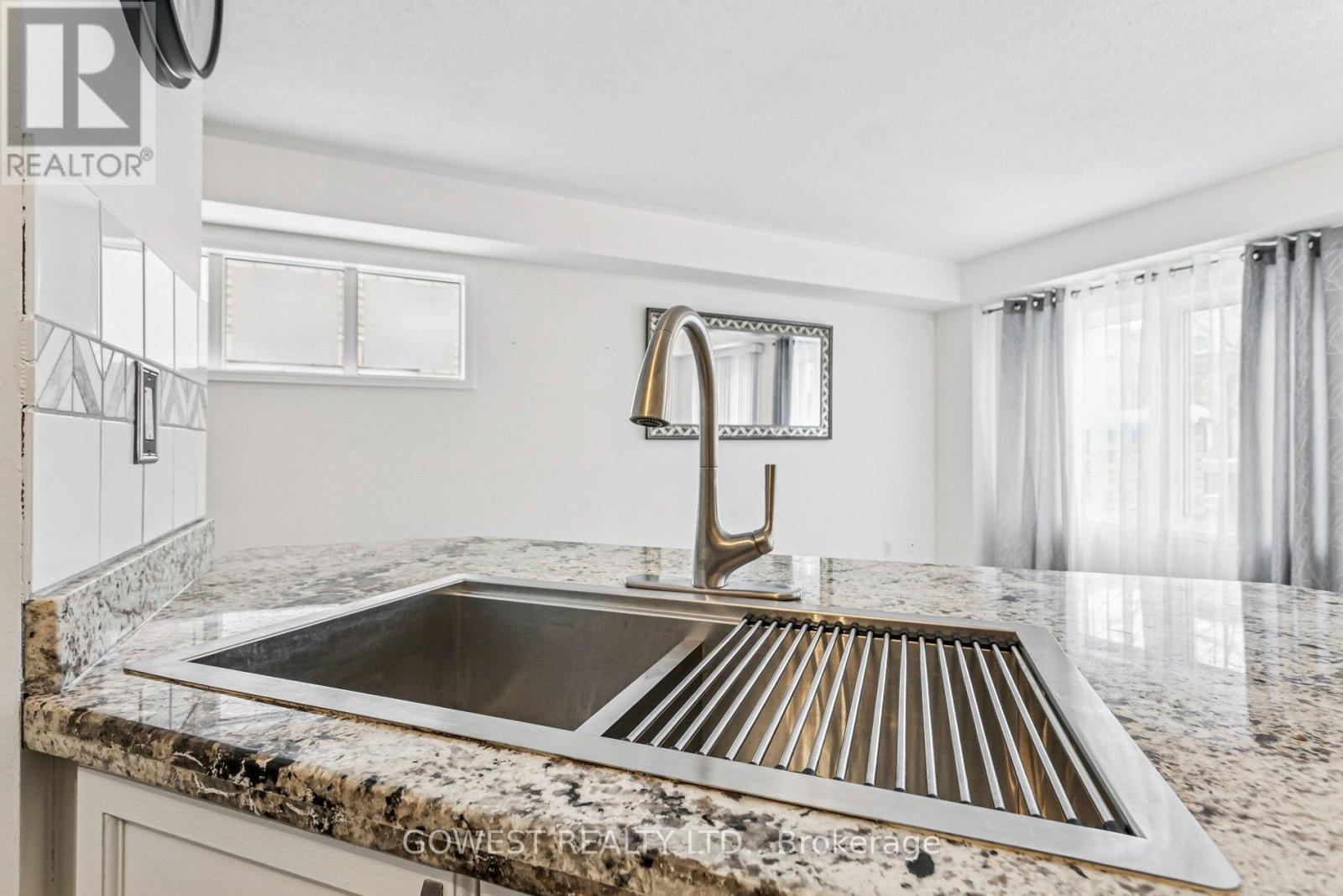 14 - 3150 Erin Centre Boulevard, Mississauga, ON - Indoor Photo Showing Kitchen