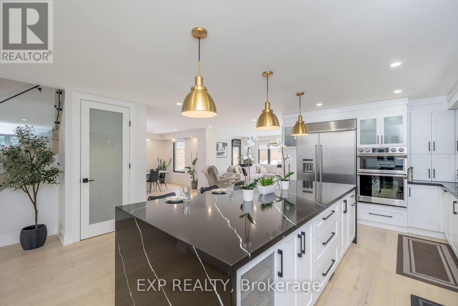 1279 Winterbourne Drive, Oakville, ON - Indoor Photo Showing Kitchen With Upgraded Kitchen