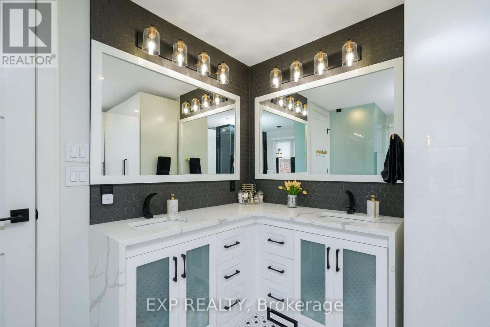 1279 Winterbourne Drive, Oakville, ON - Indoor Photo Showing Bathroom